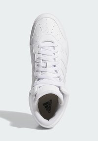 Hvide høj-top sneakers med en glat læderoverdel, perforerede detaljer og flade snørebånd. Har en polstret ankel og struktureret sål.