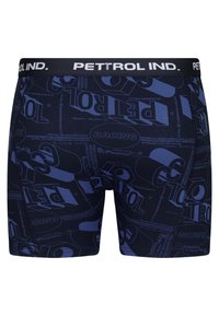 Boxers bleus avec un motif de logo répété dans des teintes plus claires et plus foncées. Taille élastique avec le texte "PETTROL IND." en blanc.