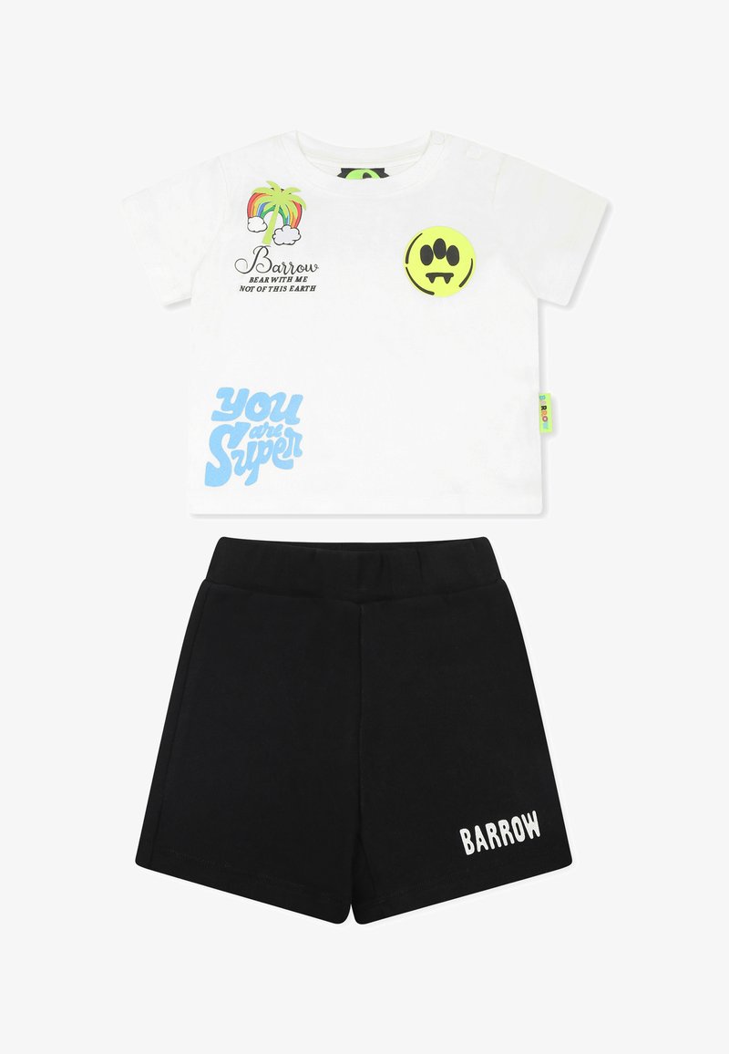 Hvid bomulds t-shirt med farverige grafik, inklusive palmer og et smiley ansigt; parret med sorte bomulds shorts med hvid "BARROW" tekst.