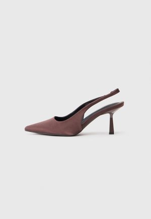 Des escarpins à bride arrière en tissu mauve avec un bout pointu, des côtés ouverts et un talon fin et angulaire. Texture lisse et design minimaliste.