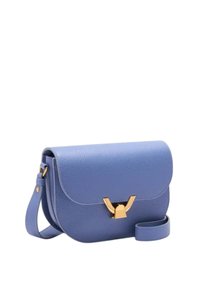 Borsa a spalla in pelle blu con chiusura a pattina, dettagli in metallo dorato e tracolla regolabile. La superficie testurizzata aggiunge dimensione.