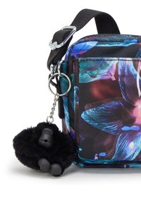 Borsa a tracolla con motivo floreale nera e sfumature di blu e viola; presenta un portachiavi a forma di gorilla in peluche attaccato. Costruzione in tessuto durevole.