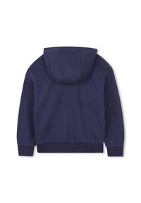 Felpa blu navy con vestibilità rilassata, polsini e orlo a coste, e cappuccio texture. Il tessuto appare morbido e resistente con dettagli minimi.