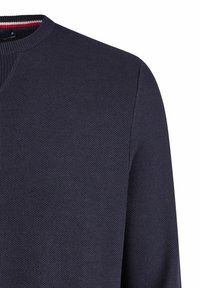 Marineblauer Strickpullover mit strukturiertem Muster, rundem Ausschnitt und gerippten Akzenten am Kragen. Hergestellt aus einem weichen, atmungsaktiven Stoff.