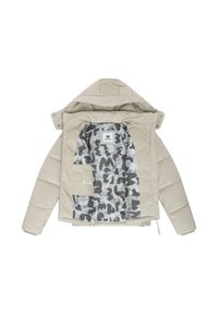Beige pufferjakke med en tekstureret overflade, hætte og grå camo-mønsteret indvendig. Har en brystlomme med et brandingsmærke.