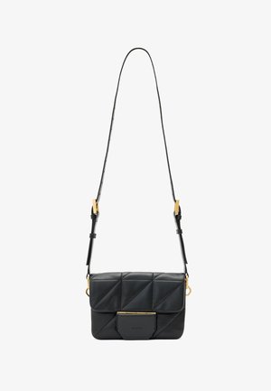 Czarna pikowana skórzana torebka na ramię z zapięciem w kolorze złotym, regulowanym paskiem oraz geometrycznym wzorem na powierzchni.