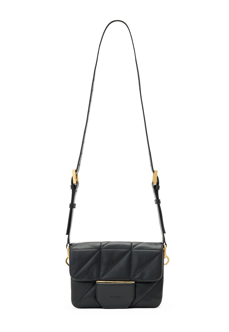 Czarna pikowana skórzana torebka na ramię z zapięciem w kolorze złotym, regulowanym paskiem oraz geometrycznym wzorem na powierzchni.