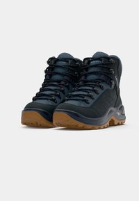 Turistické boty v tmavě modré a černé barvě, vyrobené z texturovaného syntetického materiálu, s gumovými podrážkami a vzorovanými tkaničkami. Vysoký design pro podporu kotníků.