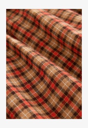 Tejido de cuadros en marrón y naranja con una textura suave y líneas contrastantes, que representa un patrón de cuadros clásico.