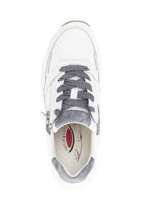 Sneaker blanche avec un dessus en cuir lisse, accents en denim bleu foncé, lacets gris et fermeture éclair sur le côté. L'intérieur présente une semelle rembourrée avec un logo.