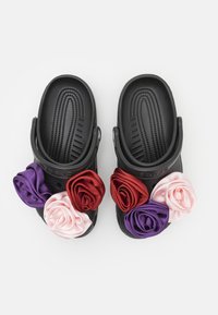 Crocs CLASSIC ROSETTE CLOG UNISEX - Klumpák - black