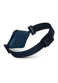 Dispositif de poignet bleu foncé avec un corps triangulaire, surface texturée et une sangle ajustable sécurisée avec un fermoir en métal.