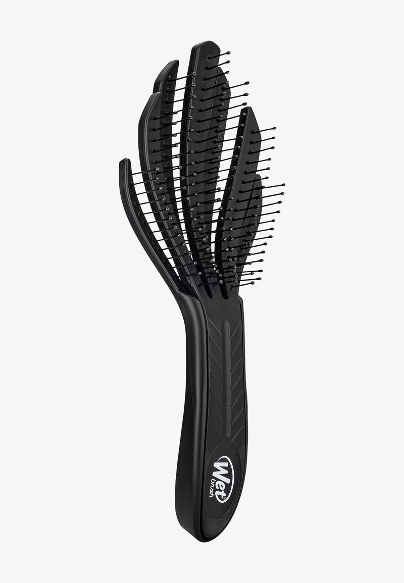Spazzola nera con setole flessibili, manico ergonomico e design distintivo a forma di dita per districare i capelli. Caratterizzata dal logo del marchio.