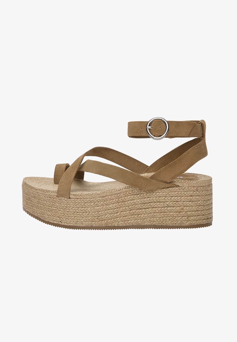 Sandale compensée en daim marron avec semelle en jute tressé, brides croisées et bride de cheville avec boucle ronde argentée.