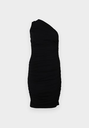 Robe noire à une épaule en tissu extensible, avec une texture froncée et des ruchés sur le côté, offrant une silhouette ajustée.