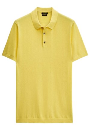 Gul polo med korte ærmer, to-knaps knapåbning og krave, ensfarvet strikstof, vist fladt på hvid baggrund.