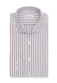 Chemise blanche à rayures verticales marron, boutonnée à l'avant, poignets pliés et col écarté, posée à plat.