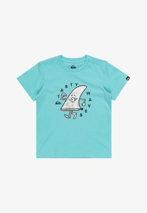 Turkusowa bawełniana koszulka z krótkim rękawem, z okrągłym dekoltem, z postacią uroczego rekina w stylu kreskówkowym oraz czarnym napisem "TASTY WAVES".