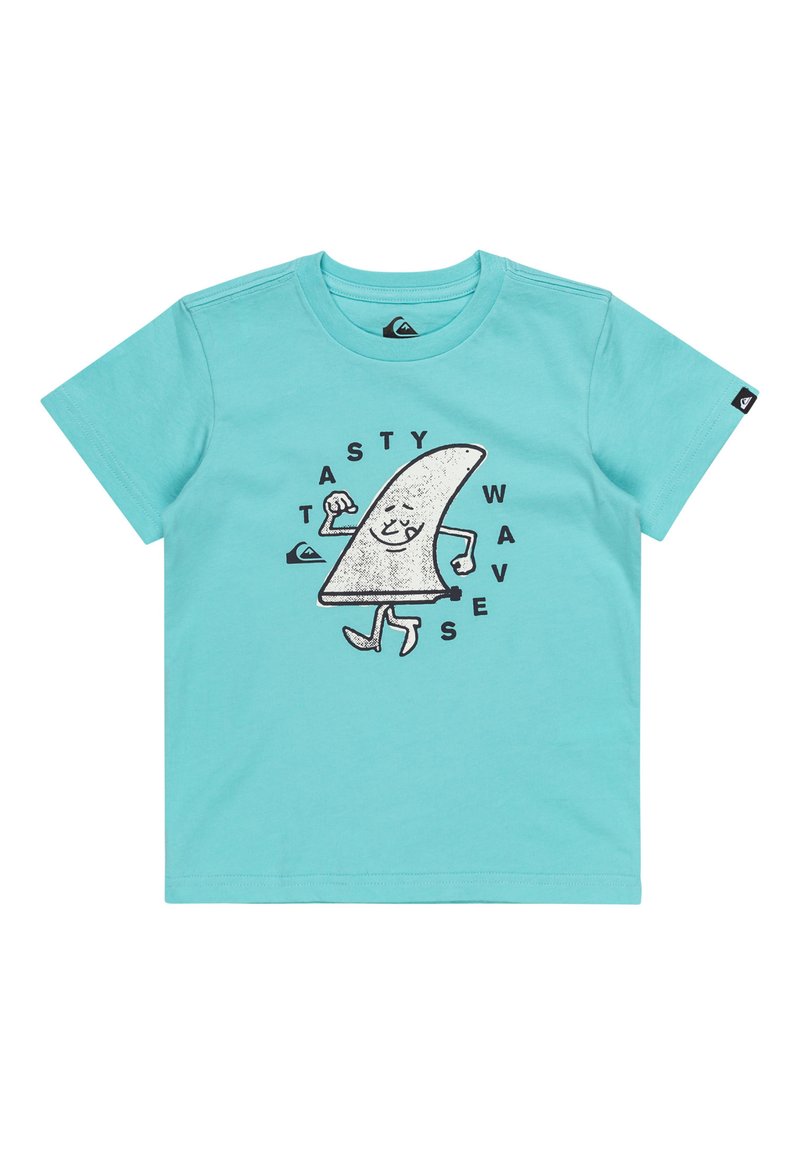 Camiseta de algodón turquesa con un personaje de tiburón de dibujos animados, texto negro que dice "OLEADAS DELICIOSAS" y mangas cortas con cuello redondo.