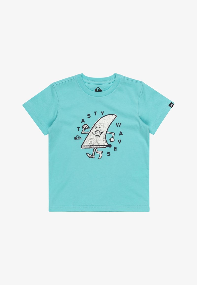 Camiseta de algodón turquesa con un personaje de tiburón de dibujos animados, texto negro que dice "OLEADAS DELICIOSAS" y mangas cortas con cuello redondo.