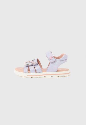 Lila sandalen met drie decoratieve banden, een gevoerde roze voetbed en een witte zool met subtiele rode accenten.