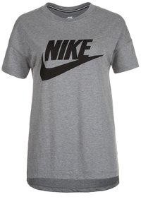 Grå bomull t-shirt med en framträdande svart Nike-logotyp. Rund halsringning och korta ärmar med en avslappnad, luftig passform.