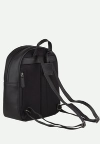 Zaino nero realizzato in pelle e rete, con una forma arrotondata, spallacci regolabili e scomparti con zip per lo stoccaggio.