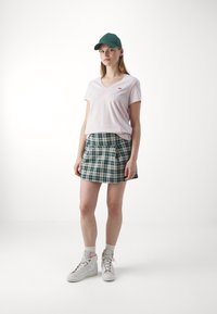 Levi's® THE PERFECT TEE V-NECK - Lihtne T-särk - mauve chalk