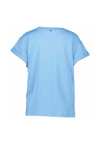 Himmelblå t-shirt av mjuk textil, med korta upprullade ärmar och rund halsringning. Tagg placerad på baksidan.