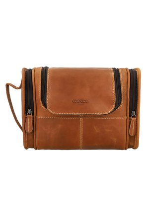 Hnědá kožená cestovní taška s dvěma zipovými přihrádkami, předním klopovým zavíráním a viditelnými švy. Obsahuje boční držadlo pro snadné nošení.