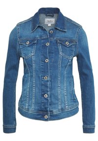 Chaqueta de mezclilla azul con cierre de botones, dos bolsillos en el pecho y un cuello clásico. Presenta detalles de costura y un diseño ajustado.