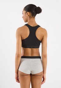 Čierny športový tank top a šedé šortky, s priliehavým strihom, kontrastnými pásmi a hladkou, priedušnou textúrou.