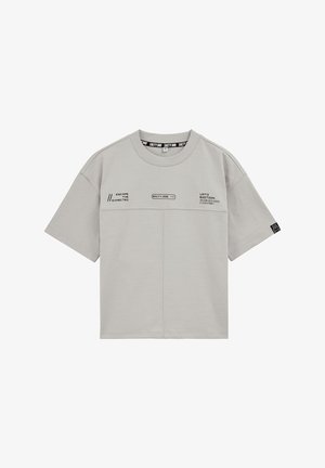 T-shirt grigio chiaro a maniche corte con testo nero "SALTY DOG", "ESCAPE THE EXPECTED" e "LMTD EDITION" con codice a barre sulla parte anteriore del petto.