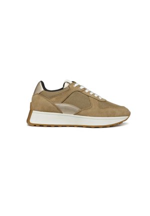 Sneaker sportivo in suede color sabbia con pannelli in rete, dettagli metallici e lacci bianchi. Dotato di una spessa suola bianca e una presa testurizzata.