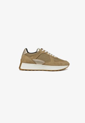 Sneaker sportivo in suede color sabbia con pannelli in rete, dettagli metallici e lacci bianchi. Dotato di una spessa suola bianca e una presa testurizzata.