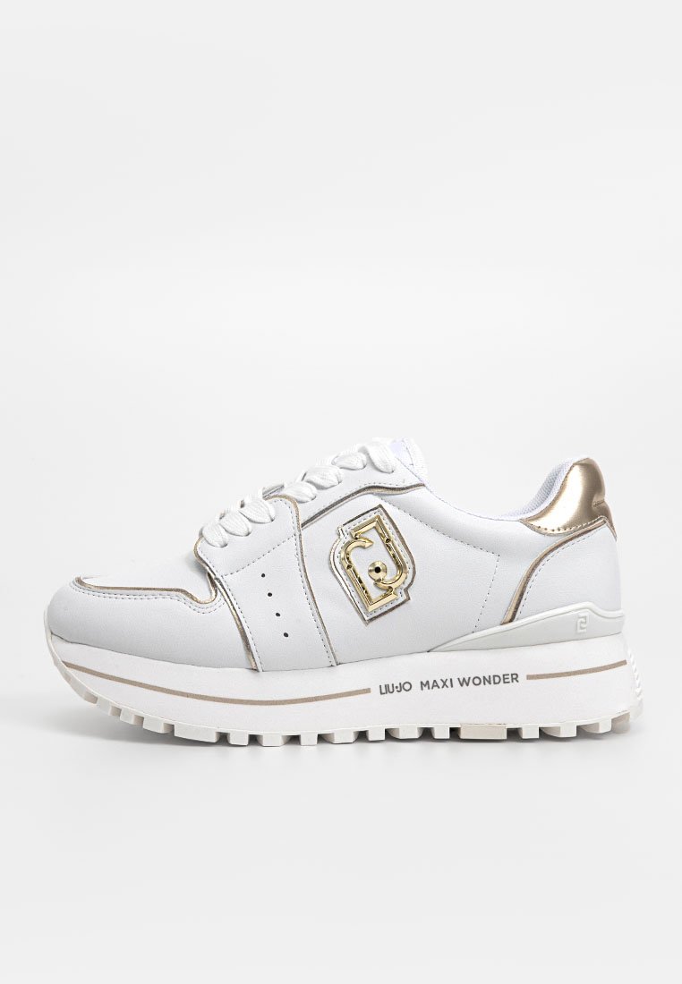 Zapatillas bajas blancas con detalles dorados, suela gruesa, cordones y la marca "Liu Jo Maxi Wonder" en el lateral de la suela.