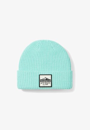 Berretto lavorato a maglia azzurro chiaro con risvolto e una toppa rettangolare che presenta montagne e testo. Texture morbida e a coste.