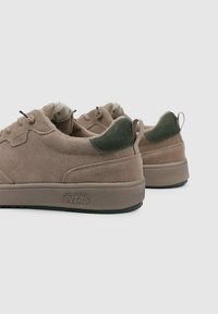 Pitas KUME - Zapatillas - beige