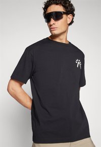 Peak Performance GRAPHIC TEE - Μπλουζάκι �με στάμπα - black