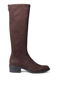Stivale alto in suede marrone con punta rotonda e tacco basso a blocco. Texture liscia con cuciture semplici e dettaglio con zip laterale.