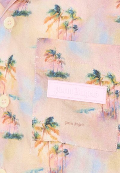 Chemise pastel douce à motif de palmier, avec une poche carrée ornée d'une étiquette rose "Palm Angels" et des boutons blancs.