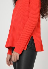 Weekday Sweter