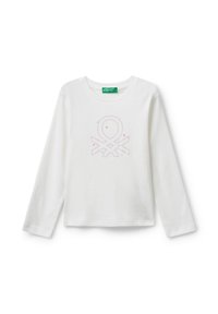 Weißes Langarm-T-Shirt aus Baumwolle mit Rundhalsausschnitt und einem zentralen Grafikdesign, das pastellfarbene Herzen und ein fantasievolles Logo zeigt.