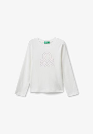 Camiseta blanca de manga larga en algodón con cuello redondo y un diseño gráfico central que presenta corazones en tonos pastel y un logo caprichoso.