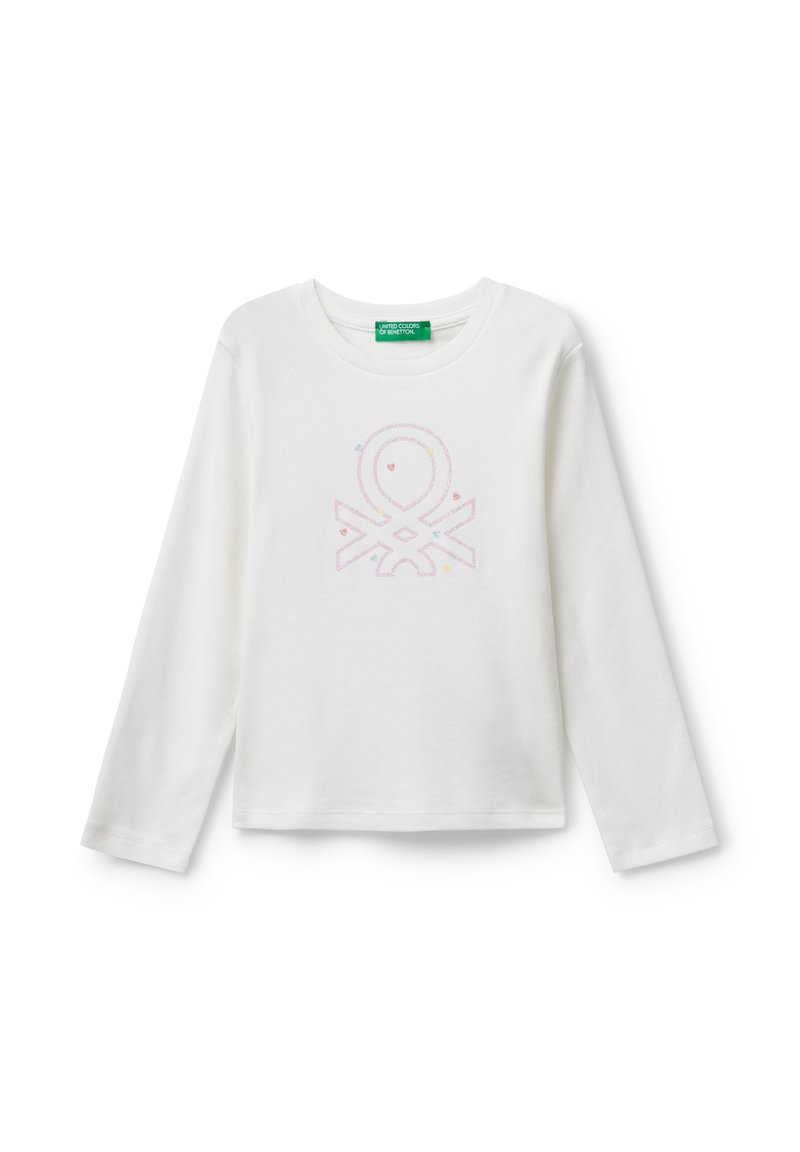 Weißes Langarm-T-Shirt aus Baumwolle mit Rundhalsausschnitt und einem zentralen Grafikdesign, das pastellfarbene Herzen und ein fantasievolles Logo zeigt.