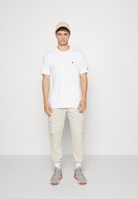 Champion CREWNECK - Základné tričko - white