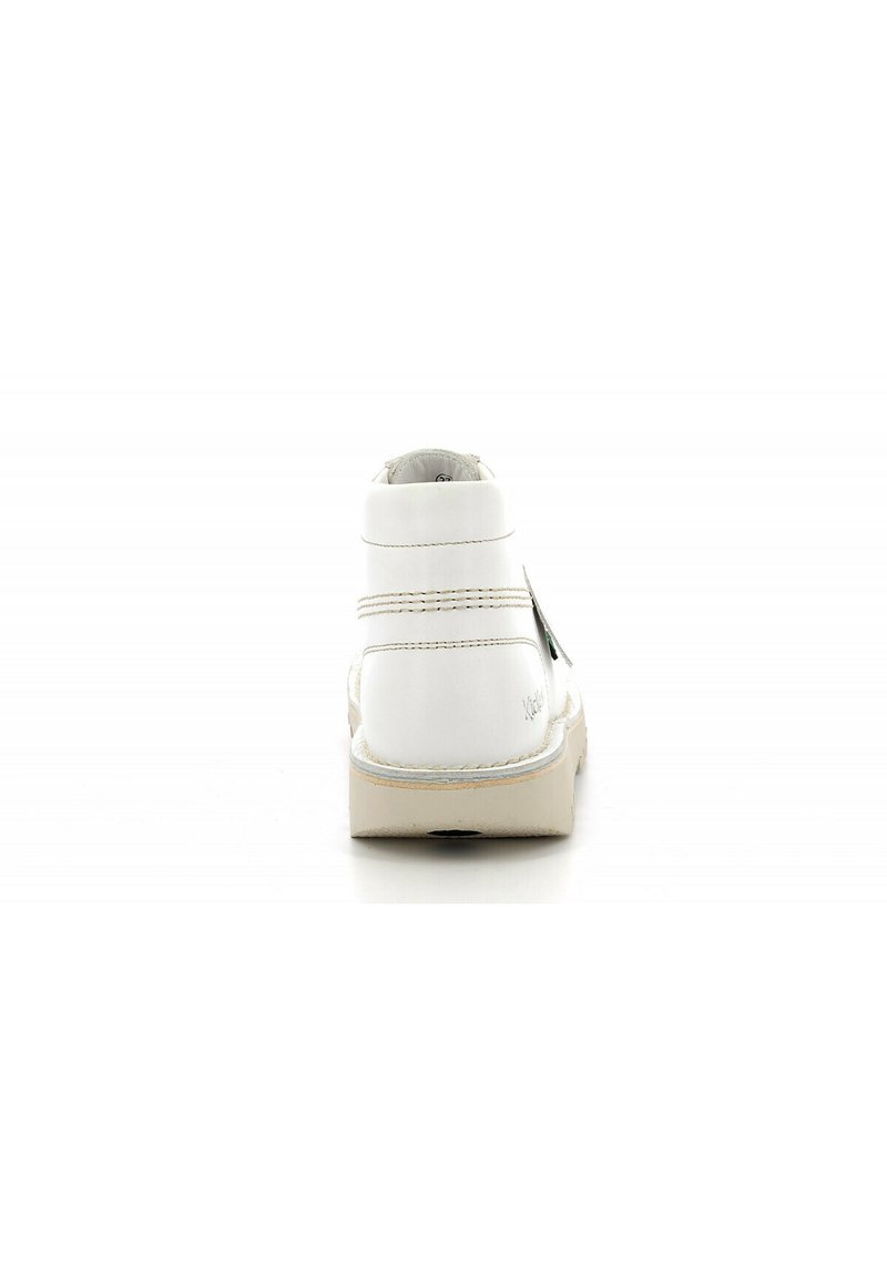 Weißer High-Top-Schuh mit einer glatten Lederoberfläche, gepolstertem Kragen, zwei horizontalen Stichlinien und einer beigen Gummisohle.