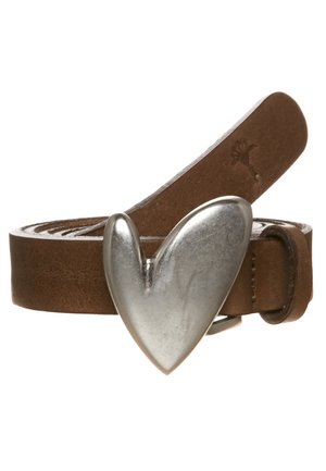 Brauner Ledergürtel mit großer silberner herzförmiger Schnalle und einer kleinen geprägten Palme nahe der Spitze.