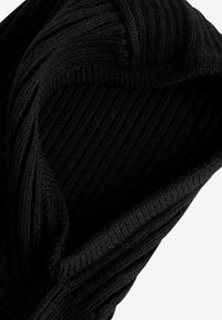 Schwarze gestrickte Mütze mit einem gerippten Muster, ausgestattet mit einem Umschlag an der Unterseite und einem weichen, flexiblen Material für zusätzlichen Komfort.