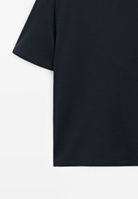 Kortærmet navyblå t-shirt lavet af blød bomuld. Har rund halsudskæring og en lige kant uden mønstre eller pynt.